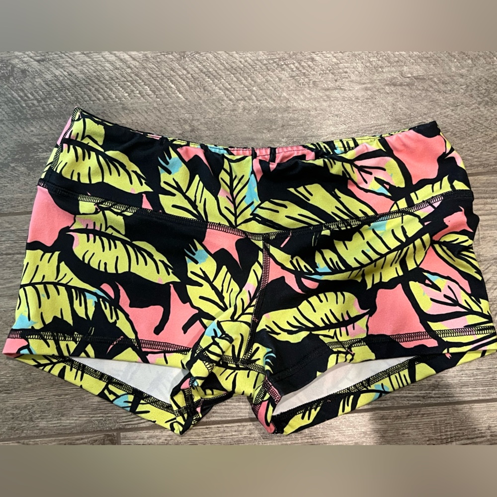 Banana leaf Fleo Shorts.